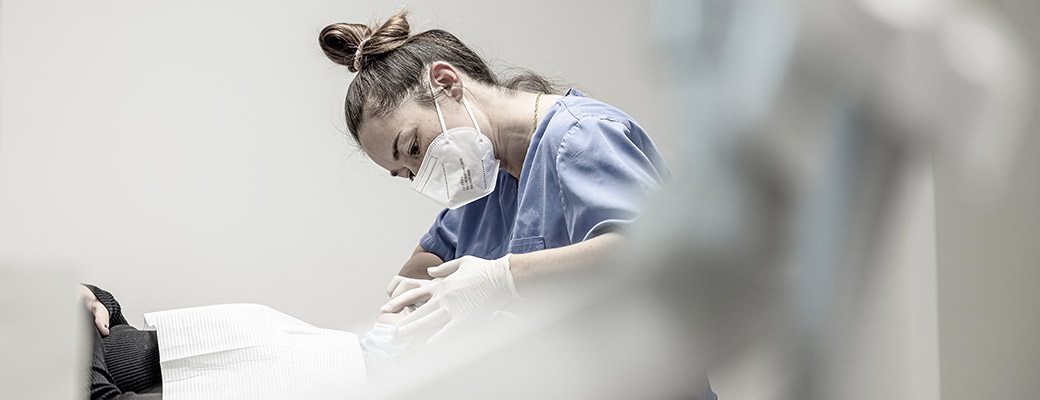 Behandlungszimmer Zahnarzt M.Sc. med. dent. Brüggemann